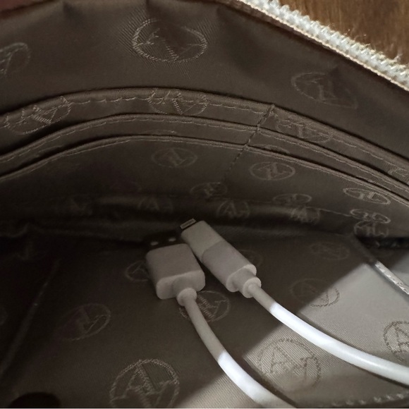 Adrienne Vittadini Charging Wristlet Power Bank Wallet Sparkly Gold iPhone - Picture 5 of 9